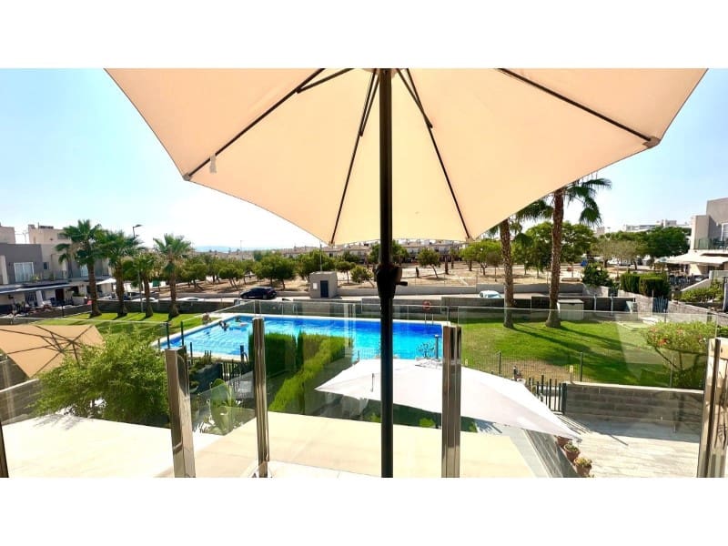 2 Zimmer Haus zu verkaufen in Torrevieja mit Pool - 301.000 € (Ref: 9149450)