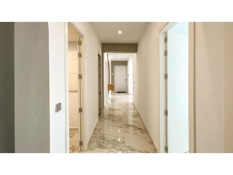 4 makuuhuone Huvila myytävänä paikassa Torrevieja mukana uima-altaan - 995 000 € (Ref: 9149455)