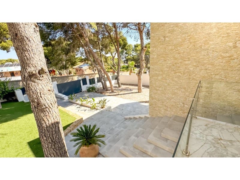 4 makuuhuone Huvila myytävänä paikassa Torrevieja mukana uima-altaan - 995 000 € (Ref: 9149455)