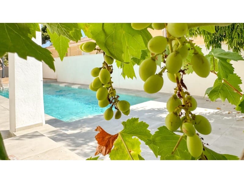 4 makuuhuone Huvila myytävänä paikassa Torrevieja mukana uima-altaan - 995 000 € (Ref: 9149455)