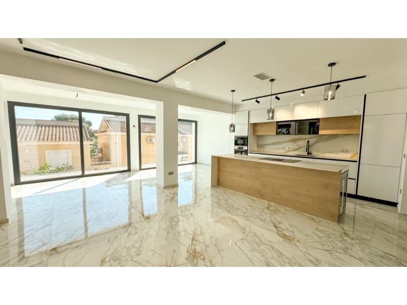 4 makuuhuone Huvila myytävänä paikassa Torrevieja mukana uima-altaan - 995 000 € (Ref: 9149455)