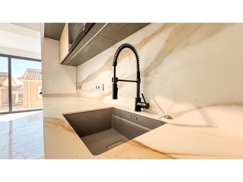 4 makuuhuone Huvila myytävänä paikassa Torrevieja mukana uima-altaan - 995 000 € (Ref: 9149455)