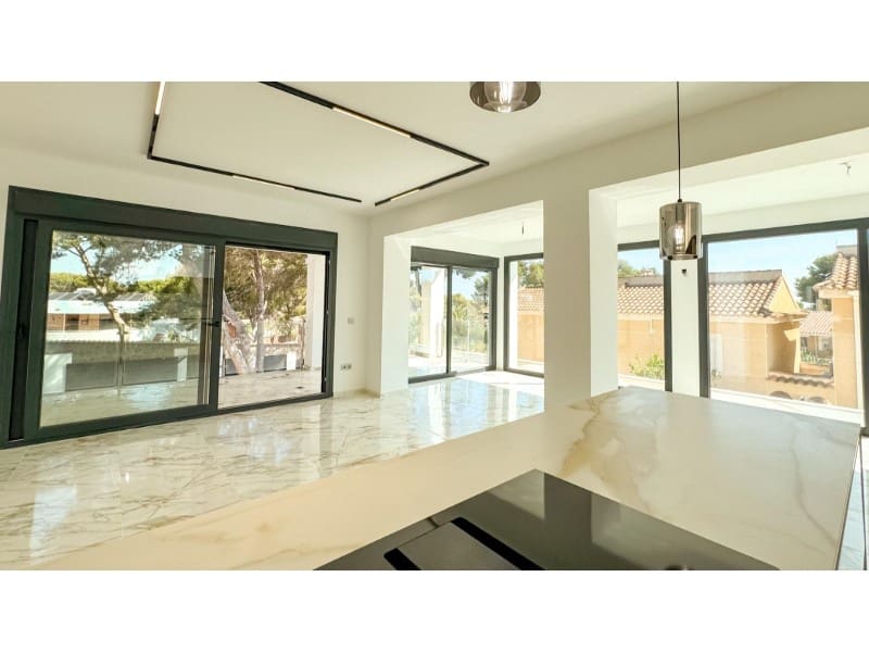 4 makuuhuone Huvila myytävänä paikassa Torrevieja mukana uima-altaan - 995 000 € (Ref: 9149455)