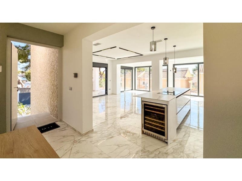 4 makuuhuone Huvila myytävänä paikassa Torrevieja mukana uima-altaan - 995 000 € (Ref: 9149455)