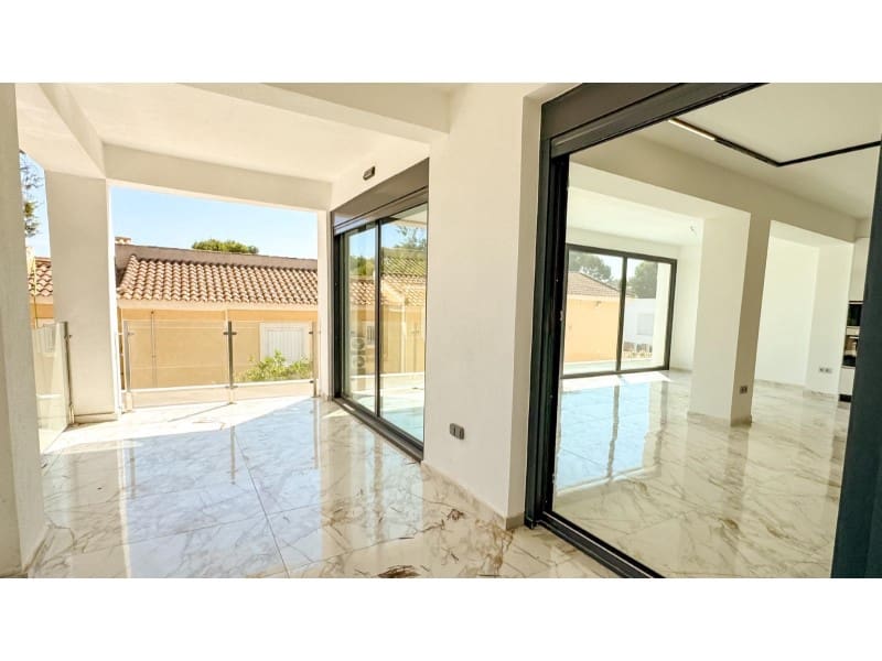 4 makuuhuone Huvila myytävänä paikassa Torrevieja mukana uima-altaan - 995 000 € (Ref: 9149455)