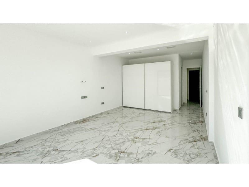 4 makuuhuone Huvila myytävänä paikassa Torrevieja mukana uima-altaan - 995 000 € (Ref: 9149455)