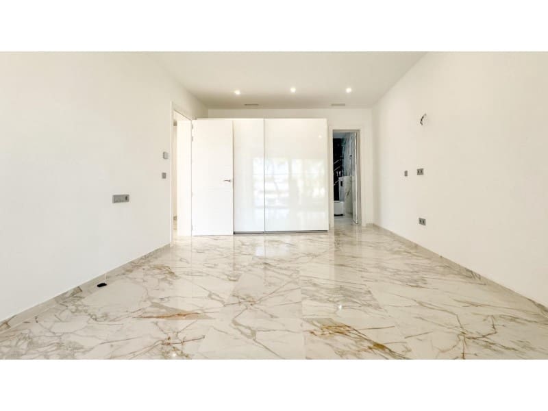 4 makuuhuone Huvila myytävänä paikassa Torrevieja mukana uima-altaan - 995 000 € (Ref: 9149455)