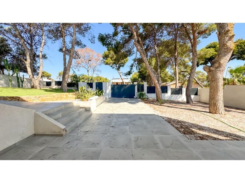 4 makuuhuone Huvila myytävänä paikassa Torrevieja mukana uima-altaan - 995 000 € (Ref: 9149455)