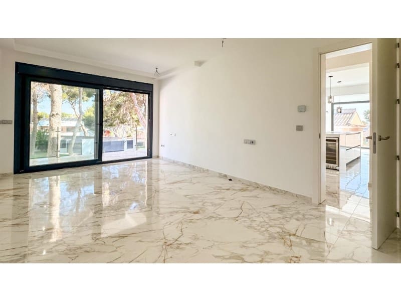 4 makuuhuone Huvila myytävänä paikassa Torrevieja mukana uima-altaan - 995 000 € (Ref: 9149455)