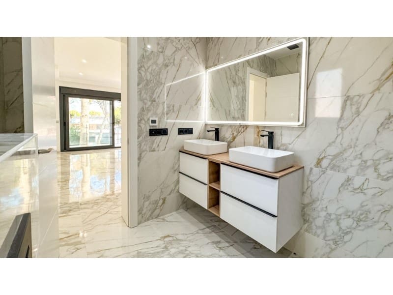 4 makuuhuone Huvila myytävänä paikassa Torrevieja mukana uima-altaan - 995 000 € (Ref: 9149455)