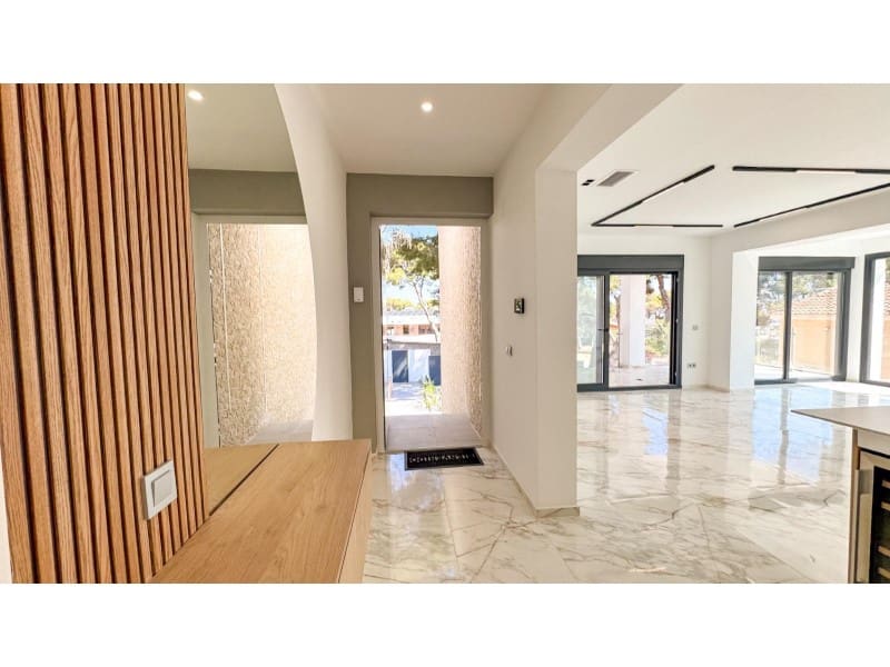 4 makuuhuone Huvila myytävänä paikassa Torrevieja mukana uima-altaan - 995 000 € (Ref: 9149455)