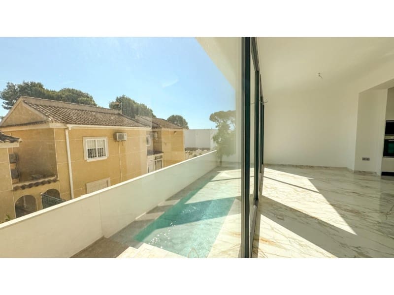 4 makuuhuone Huvila myytävänä paikassa Torrevieja mukana uima-altaan - 995 000 € (Ref: 9149455)