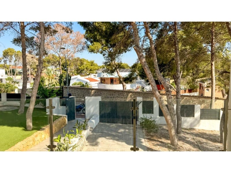 4 makuuhuone Huvila myytävänä paikassa Torrevieja mukana uima-altaan - 995 000 € (Ref: 9149455)