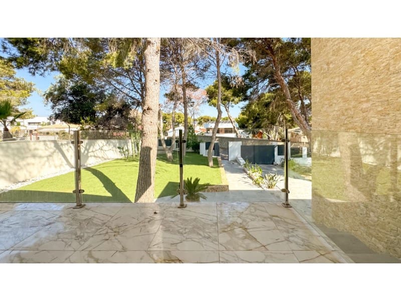 4 makuuhuone Huvila myytävänä paikassa Torrevieja mukana uima-altaan - 995 000 € (Ref: 9149455)