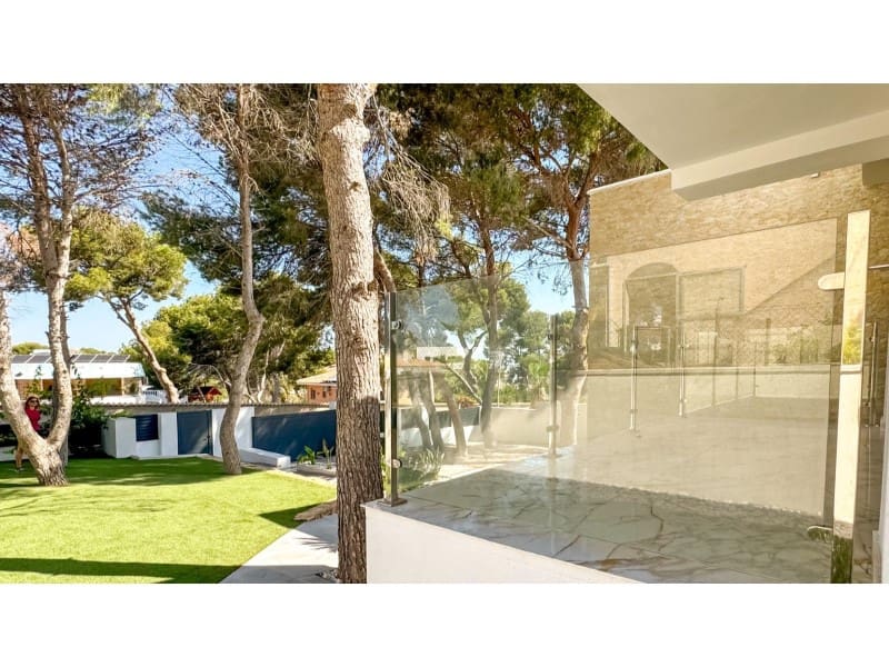 4 makuuhuone Huvila myytävänä paikassa Torrevieja mukana uima-altaan - 995 000 € (Ref: 9149455)