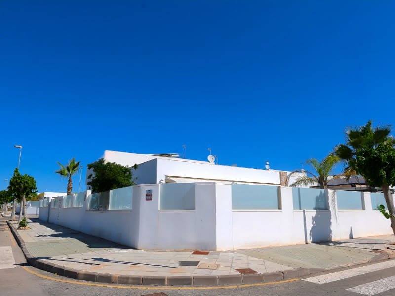 Chalet de 3 habitaciones en Pilar de la Horadada en venta con piscina - 495.000 € (Ref: 9149463)