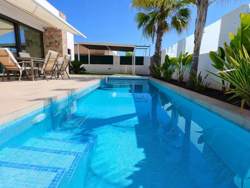 Chalet de 3 habitaciones en Pilar de la Horadada en venta con piscina - 495.000 € (Ref: 9149463)