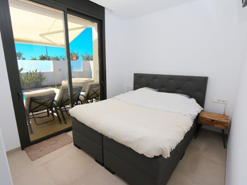 Chalet de 3 habitaciones en Pilar de la Horadada en venta con piscina - 495.000 € (Ref: 9149463)