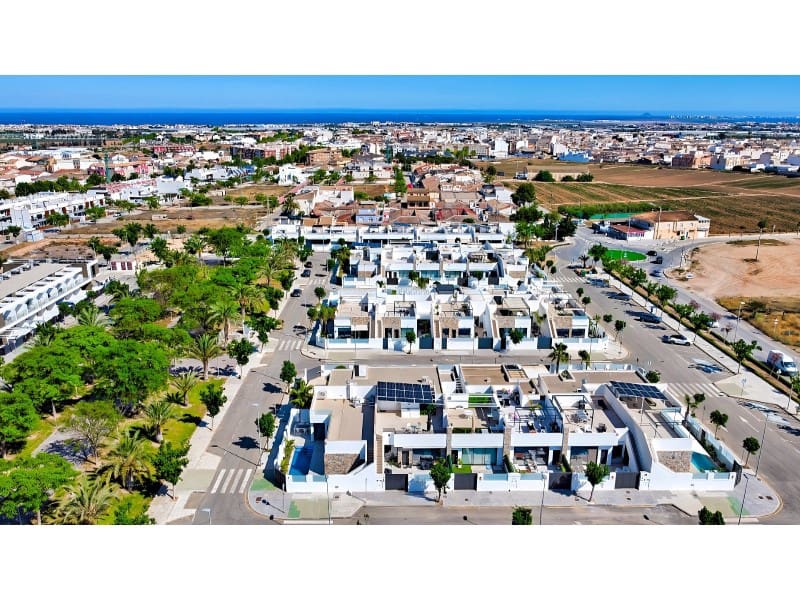 Chalet de 3 habitaciones en Pilar de la Horadada en venta con piscina - 495.000 € (Ref: 9149463)