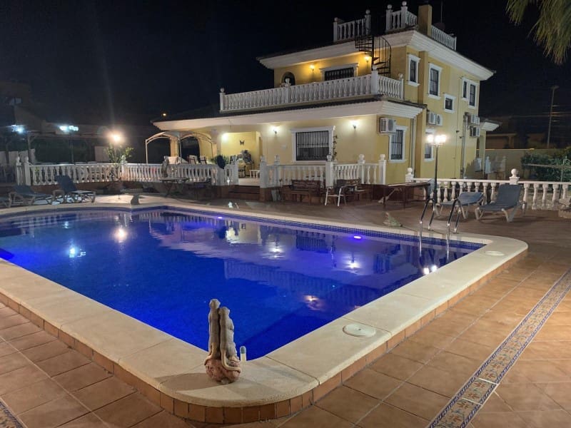 6 soveværelse Villa til salg i Torrevieja med swimmingpool - € 598.000 (Ref: 9152334)