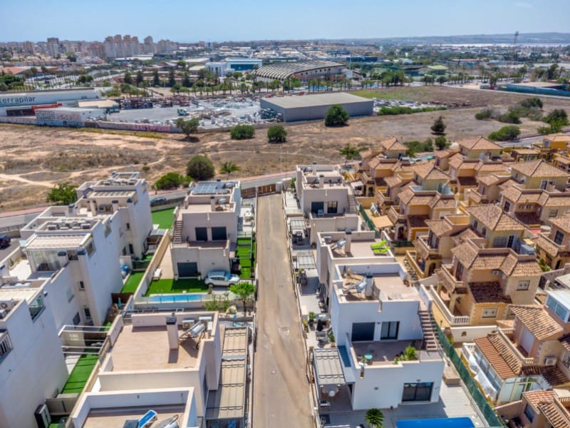 5 sypialnia Willa na sprzedaż w Torrevieja z basenem - 439 000 € (Ref: 9197993)