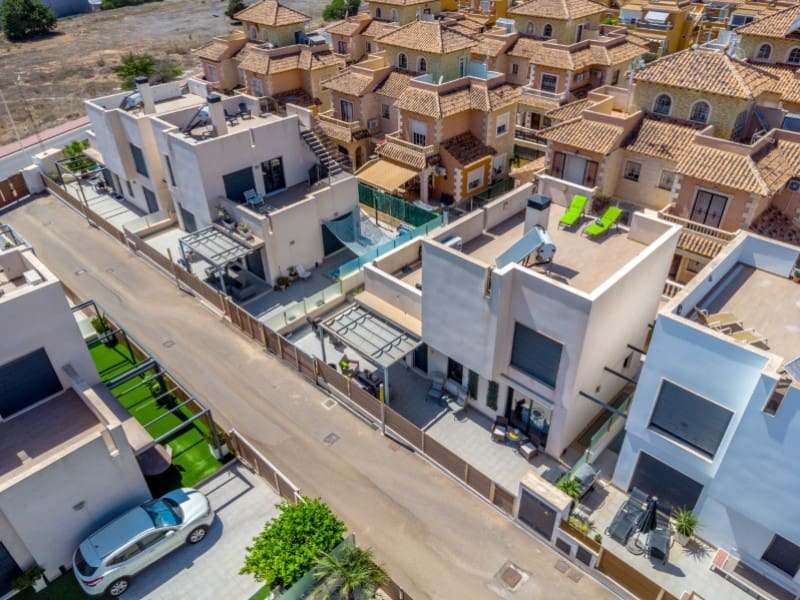 5 sypialnia Willa na sprzedaż w Torrevieja z basenem - 439 000 € (Ref: 9197993)