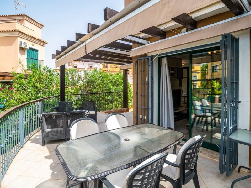 Chalet de 3 habitaciones en Torrevieja en venta - 285.000 € (Ref: 9215442)