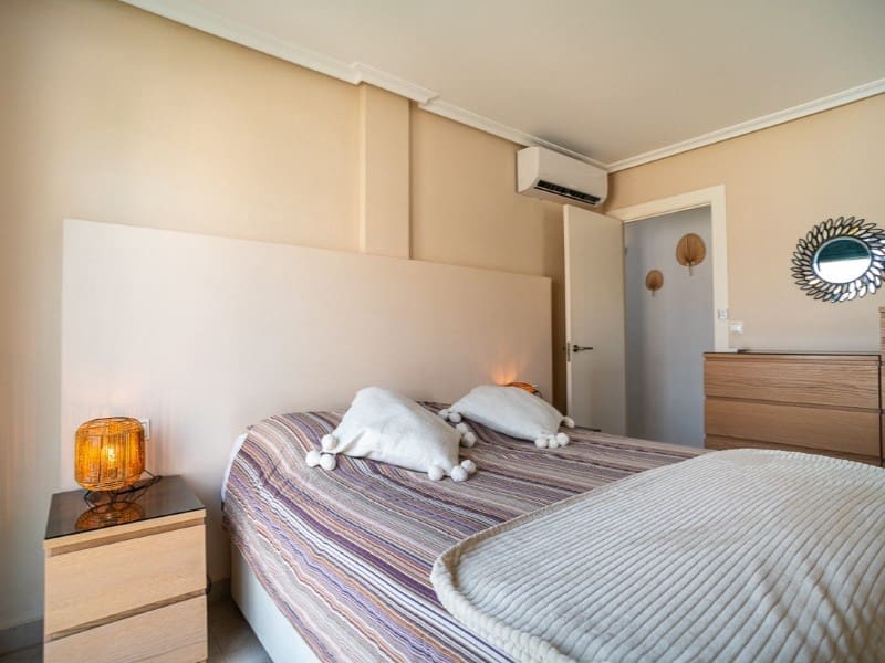 Chalet de 3 habitaciones en Torrevieja en venta - 285.000 € (Ref: 9215442)