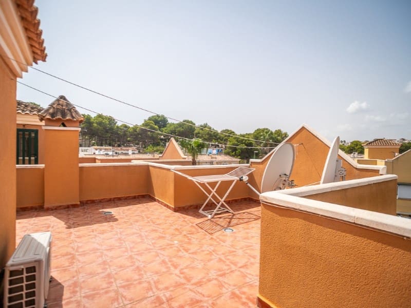 Chalet de 3 habitaciones en Torrevieja en venta - 285.000 € (Ref: 9215442)