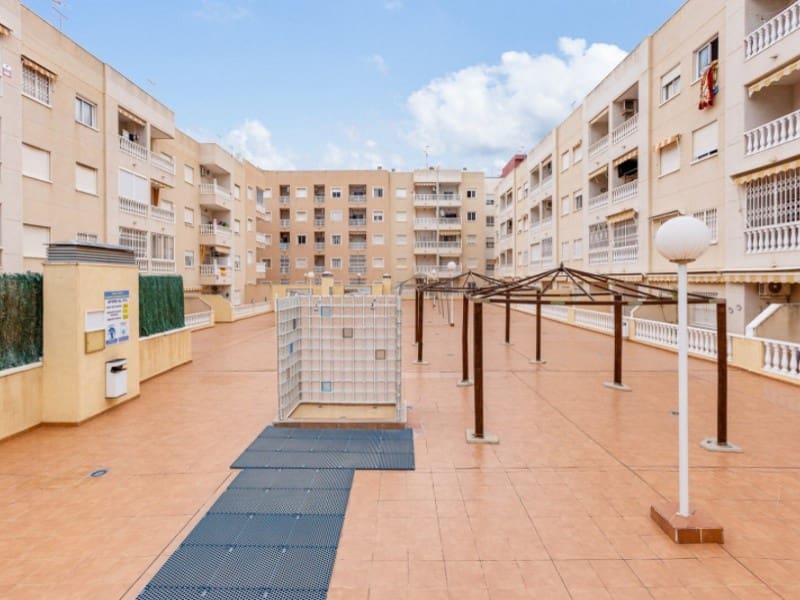 2 bedroom Apartment for sale in Torrevieja - € 125,000 (Ref: 9244271)