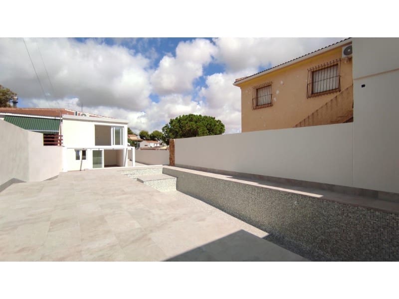 3 soverom Villa til salgs i Torrevieja med svømmebasseng - € 349 000 (Ref: 9276580)