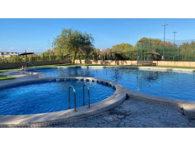 Pareado de 4 habitaciones en Orihuela Costa en venta con piscina - 209.900 € (Ref: 9291422)