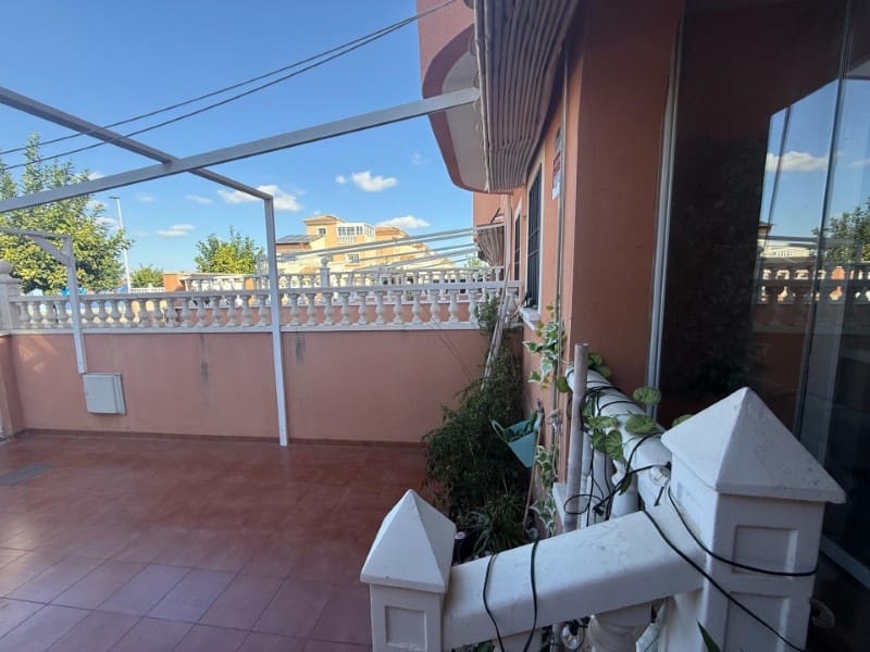 Casa de 3 habitaciones en Torrevieja en venta - 215.000 € (Ref: 9291425)