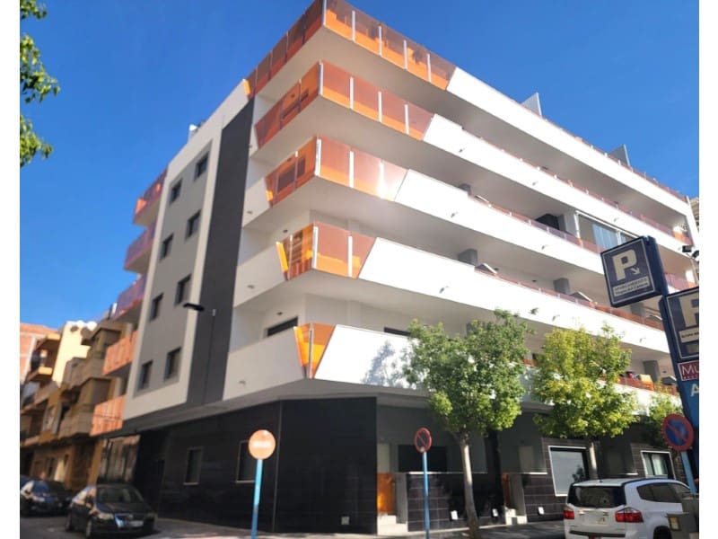 3 makuuhuone Huoneisto myytävänä paikassa Torrevieja mukana uima-altaan 
autotalli - 375 000 € (Ref: 9344938)