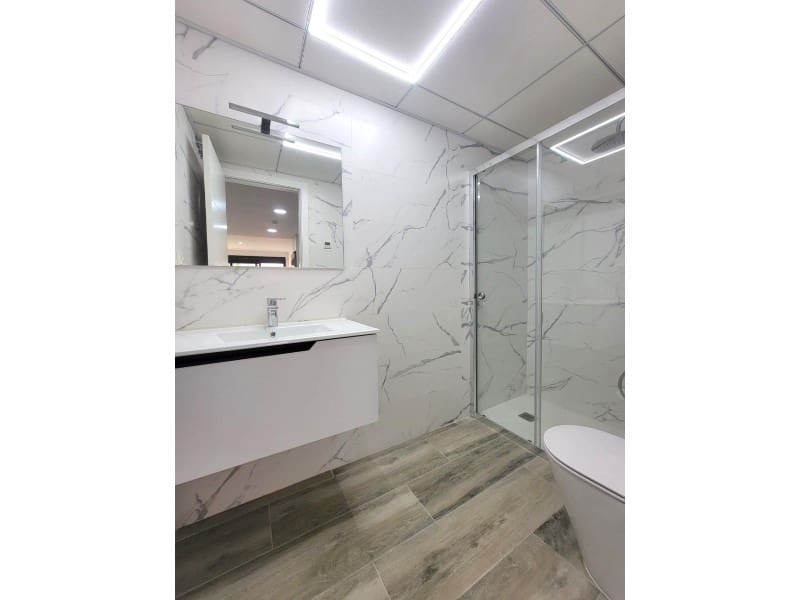 3 makuuhuone Huoneisto myytävänä paikassa Torrevieja mukana uima-altaan 
autotalli - 375 000 € (Ref: 9344938)