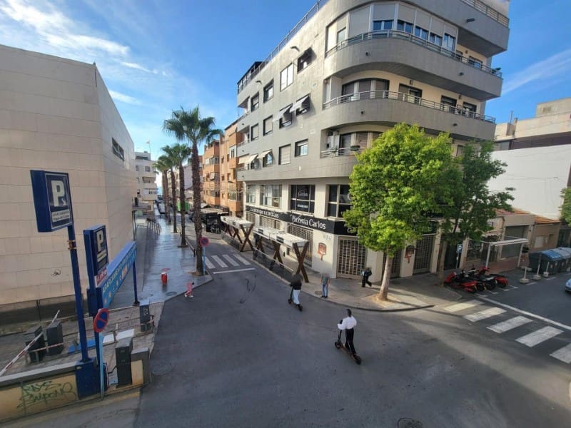 3 makuuhuone Huoneisto myytävänä paikassa Torrevieja mukana uima-altaan 
autotalli - 375 000 € (Ref: 9344938)