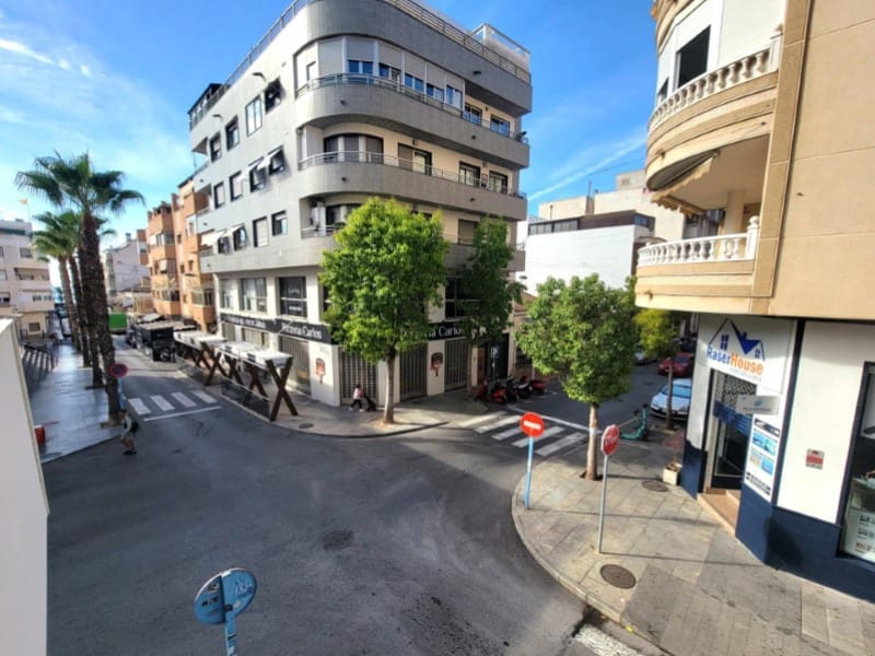 3 makuuhuone Huoneisto myytävänä paikassa Torrevieja mukana uima-altaan 
autotalli - 375 000 € (Ref: 9344938)