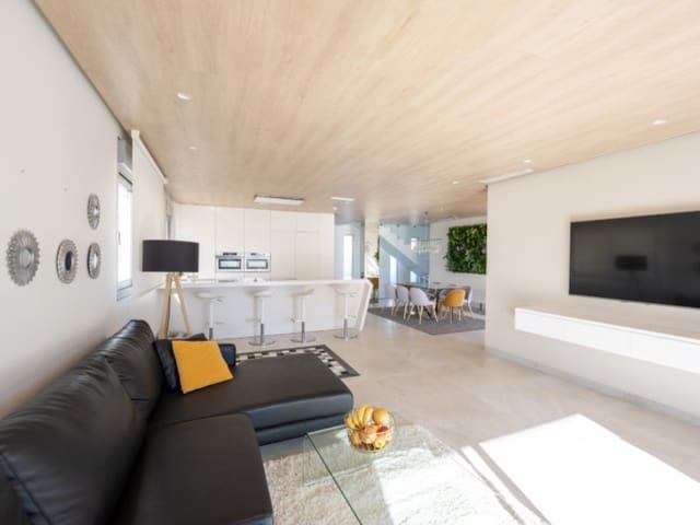 4 bedroom Villa for sale in Aguamarina, Orihuela with garage - € 1,950,000 (Ref: 9396614)