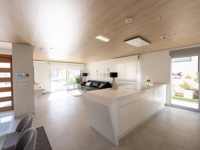 4 bedroom Villa for sale in Aguamarina, Orihuela with garage - € 1,950,000 (Ref: 9396614)