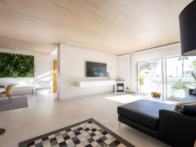 4 bedroom Villa for sale in Aguamarina, Orihuela with garage - € 1,950,000 (Ref: 9396614)