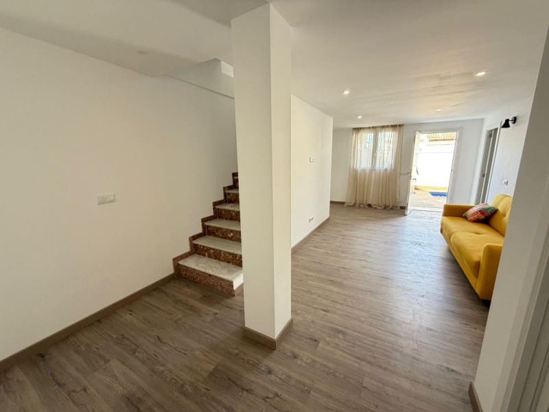 4 soverom Kjedet enebolig til salgs i Torrevieja med svømmebasseng - € 369 000 (Ref: 9417896)