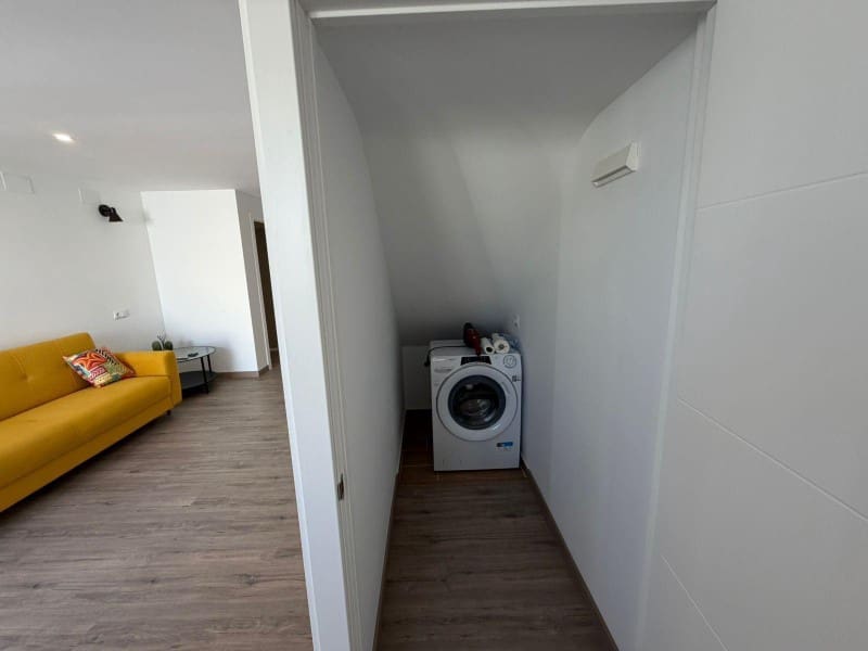 4 soverom Kjedet enebolig til salgs i Torrevieja med svømmebasseng - € 369 000 (Ref: 9417896)