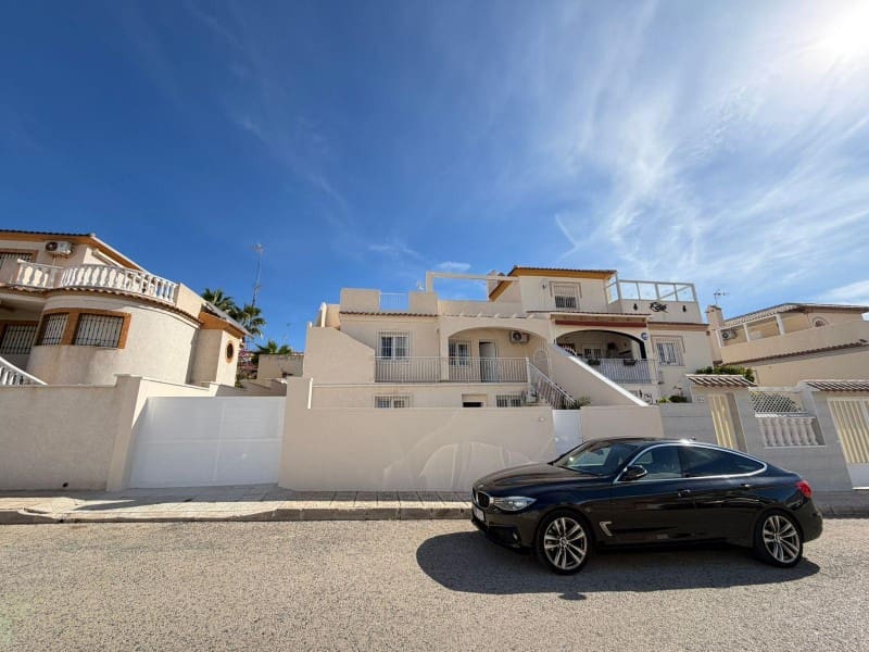 4 soverom Kjedet enebolig til salgs i Torrevieja med svømmebasseng - € 369 000 (Ref: 9417896)