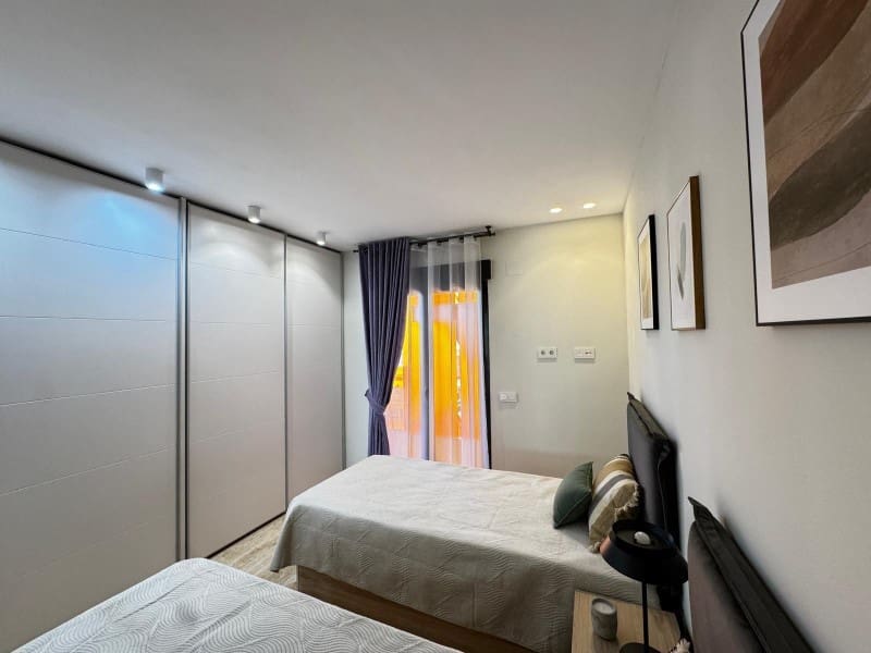 4 chambre Penthouse à vendre à Torrevieja avec garage - 529 900 € (Ref: 9431618)