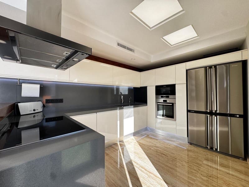 4 chambre Penthouse à vendre à Torrevieja avec garage - 529 900 € (Ref: 9431618)