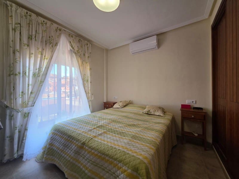 Bungalow de 2 habitaciones en Torrevieja en venta con piscina - 165.000 € (Ref: 9456453)