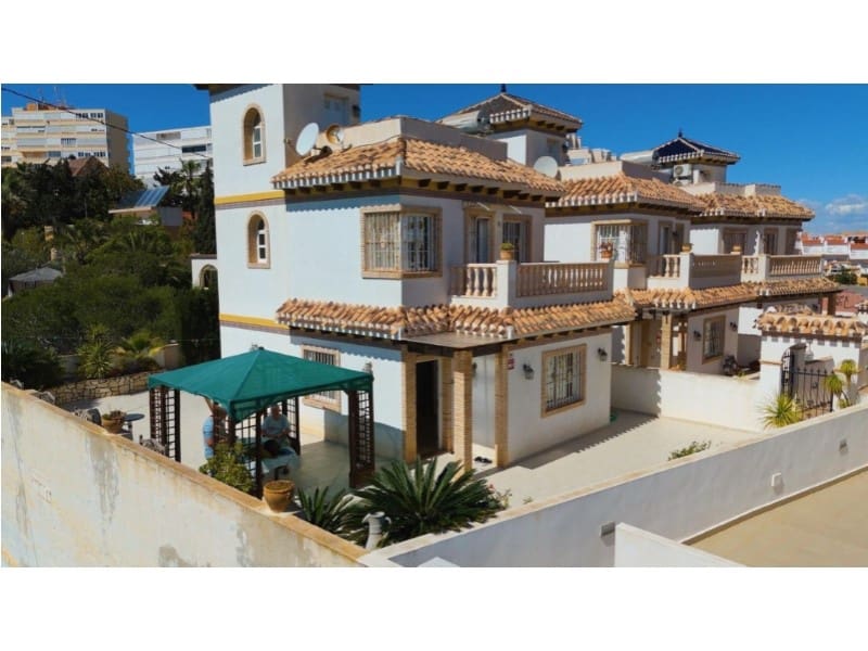 3 bedroom Villa for sale in Torrevieja with garage - € 420,000 (Ref: 9502560)
