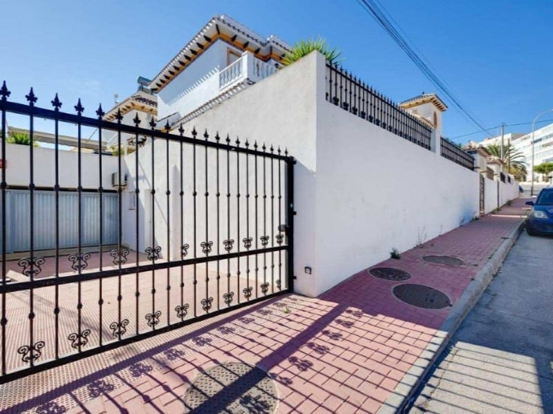3 bedroom Villa for sale in Torrevieja with garage - € 420,000 (Ref: 9502560)