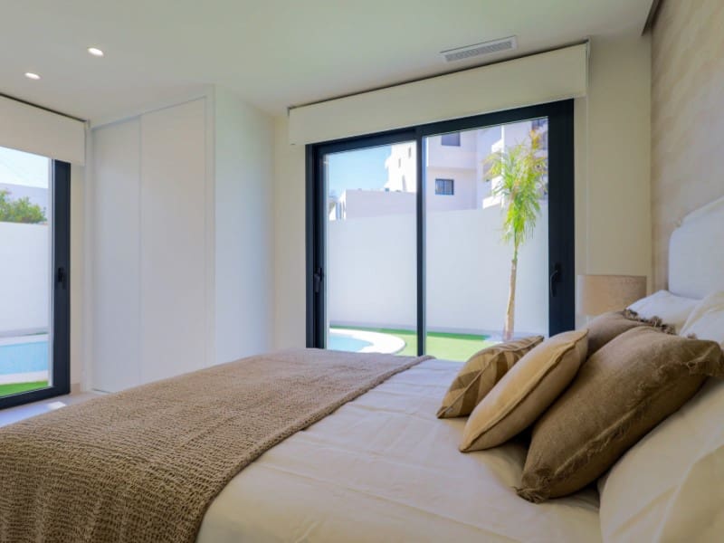 3 slaapkamer Villa te koop in Orihuela Costa met zwembad - € 590.000 (Ref: 9516292)