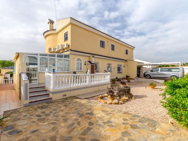 4 soveværelse Villa til salg i El Chaparral, Torrevieja med swimmingpool garage - € 549.000 (Ref: 9524691)